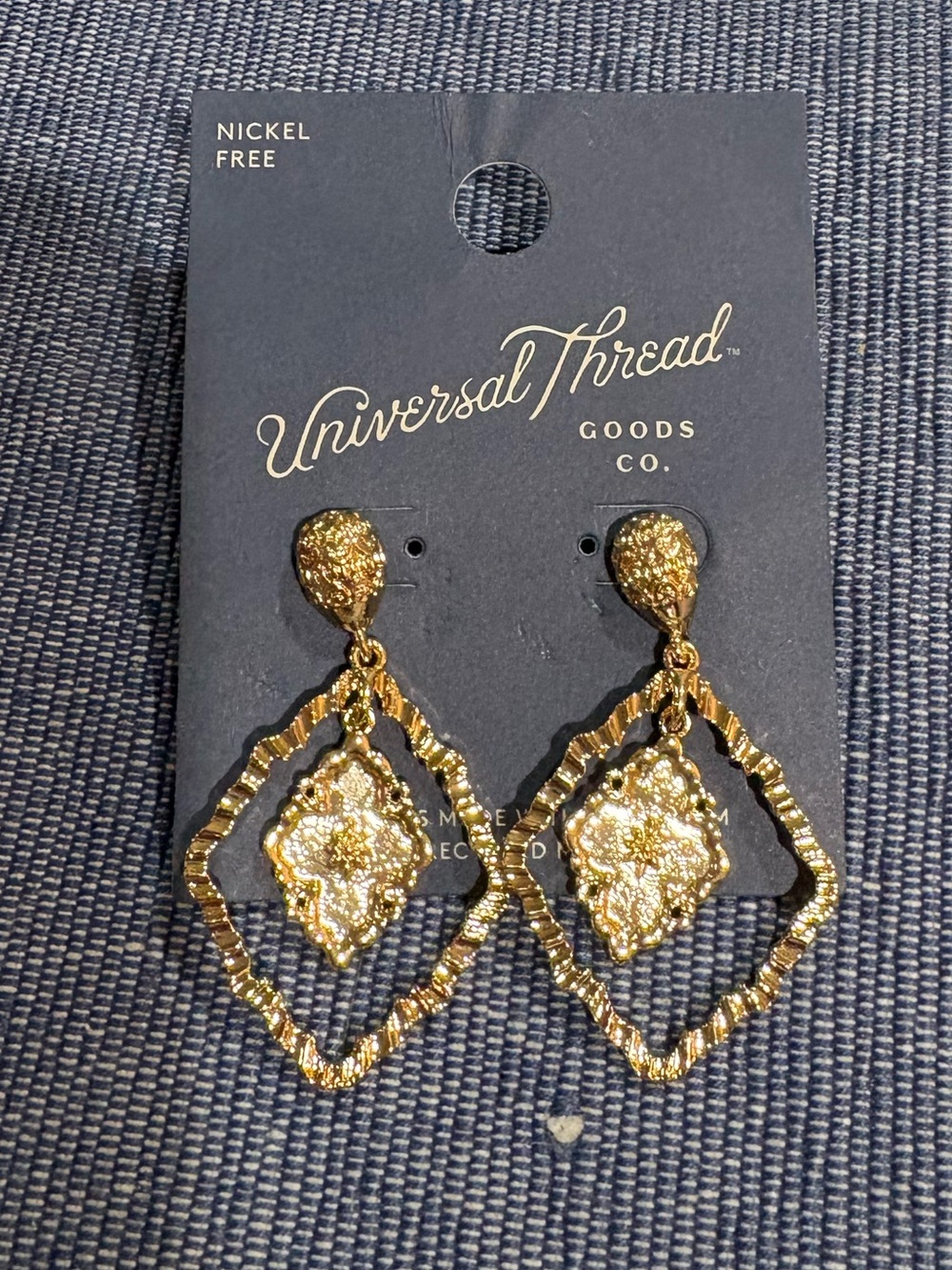 ⭐️ Universal Thread Gold-Tone Ornate Filigree Drop Earrings
